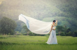 梦见穿白色婚纱,穿白色婚纱的寓意与象征